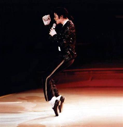 Michael Jackson Dancing Moonwalk