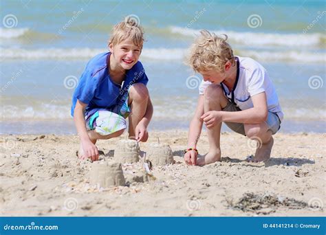 使用与在海滩的沙子的两个男孩 库存照片 图片 包括有 人力 城堡 海岸 童年 火箭筒 本质 喜悦