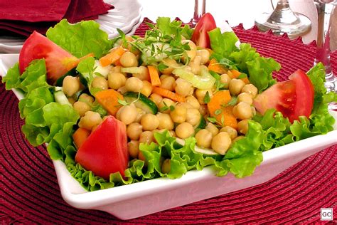 Salada de grão de bico com legumes Guia da Cozinha