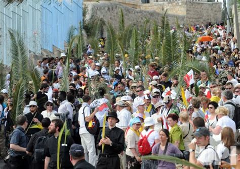 Photo Christian Pilgrims Wave Palm Branches During The Palm Sunday