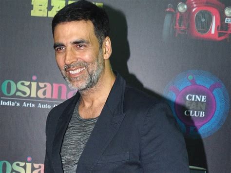 Akshay Kumar Apologises On Twitter After His Bodyguard Punches A Fan