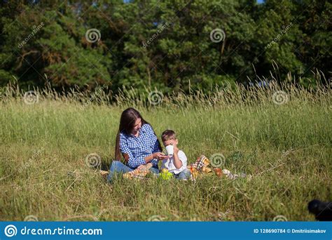 La Madre Y El Hijo Joven Comen En Una Comida Campestre En El Bosque