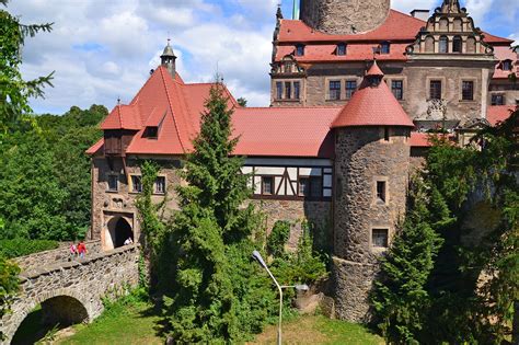Znajdujący się na jego terenie dom wypoczynkowy zaaranżowano na hotel i restaurację. Zamek Czocha, Sucha - zdjęcia
