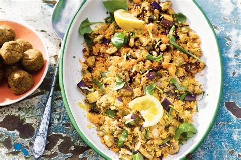 250 g couscous 1 kleine aubergine 1 kleine zucchini 1 rote paprika 1 zwiebel olivenöl 1 tl kräuter der provence 200 ml gemüsebrühe 1 dose stückige tomaten salz pfeffer paprikapulver. Zomerse couscous met aubergine - Recept - Allerhande ...