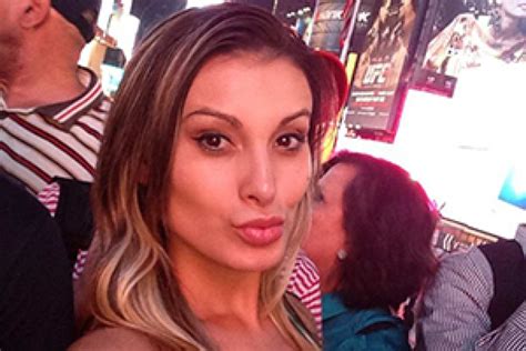 Andressa Urach Posa Para Fotos Em Nova York Reportermt