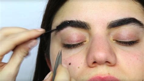 How To Shape Eyebrows Eyebrow Shaping Tutorial Eyebrow Shaping
