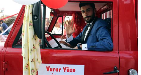 Selvi boylum al yazmalım, atıf yılmaz tarafından yönetilen, başrollerinde kadir i̇nanır ve türkân şoray'ın oynadığı, 1977 tarihli film. Damat 'Selvi Boylum Al Yazmalım'a özendi