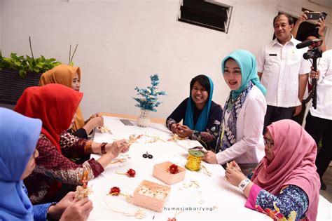 Jika ditotalkan, maka secara keseluruhan provinsi jawa barat. Soepartiwi Sulap Bunga Telang Jadi Kerajinan dan Bahan ...