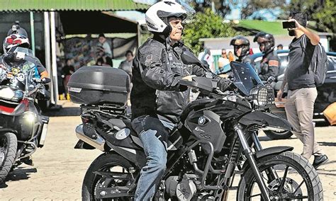 Durante um período de descanso, bolsonaro também saiu de moto pelas ruas do guarujá, no litoral paulista. Com declarações diárias ao sair do Alvorada, Bolsonaro ...