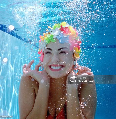 Teenage Girl Underwater In Pool Underwater View Foto De Stock Getty