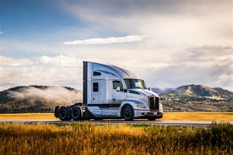 Kenworth T680 Signature Edition Celebrates Companys 100th Anniversary