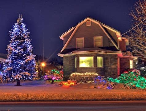 Take a natural approach to your outdoor holiday decorating by placing lit reindeer among your landscaping. Outdoor Christmas Decorating Ideas Pictures | Wallpapers9
