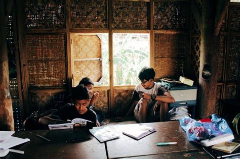 Ilustrasi gambar yang memperlihatkan anak kecil duduk membaca diatas tumpukan buku. 30+ Ide Gambar Anak Perempuan Sedang Membaca Buku Sketsa ...