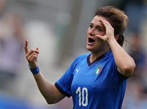 Cristiana girelli inizia la sua carriera nella squadra del bardolino verona e debutta in serie a nella cristiana girelli è l'attaccante della juventus women e gioca con la maglia numero 10 che fu di del. Girelli da record, ha segnato più di Gigi Riva - Corriere.it