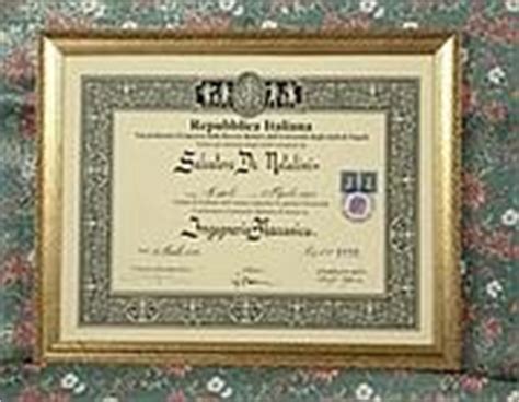 Non il classico attestato ufficiale rilasciato dall'università, ma una pergamena personalizzata. Senza pergamena di laurea da 7 anni E su Facebook parte la ...