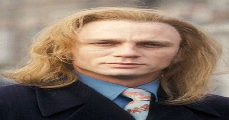 Craig's haircut is created longer guards kept firmly on the end so as to keep it a little longer. Daniel Craig with long hair just looks like someone ...
