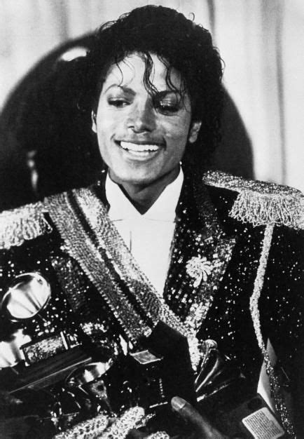 Michael Jacksons Thriller Becomes The 1st 30 Times Multiplatinum