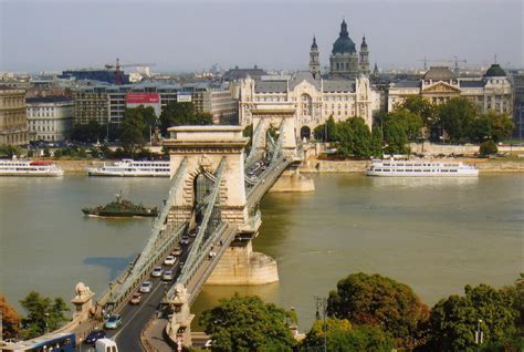 Tuna nehrinin iki yakasını birleştiren köprüler özellikle geceleri ışıl ışıl ve göz alıcıdır. Budapeste | Capital da Hungria - Geografia Total™