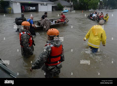 Volunteers Flooding Hi Res Stock Photography And Images Alamy