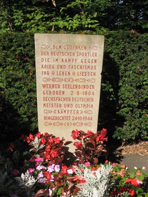 Grab von hans scholl, sophie scholl und christoph probst (weiße rose) auf dem müchener friedhof am perlacher forst. Beheadings in the Third Reich - Page 284 - Axis History Forum