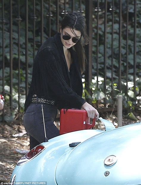 Kendall Jenners Classic Car Runs Out Of Gas While On The Road In La