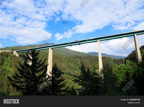 Imagen Y Foto Europa Bridge Near Prueba Gratis Bigstock