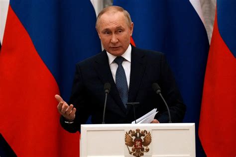 Kremlin Watchers Detect Signs Putin Wants To Defuse Ukraine Crisis