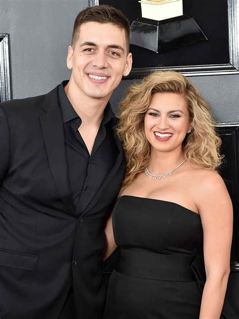All About Tori Kelly S Parents Allwyn And Laura Kelly