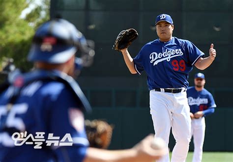 '논란 정면 돌파' 두산 강승호, 징계 해체 후 1군 합류 현장. 억울한 류현진? 한화 시절 '짤 모음' 보여줬습니다 | 1boon