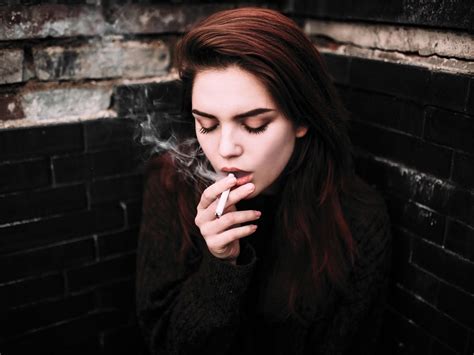 Girl Smoking Wallpapers Top Free Girl Smoking Backgrounds Wallpaperaccess