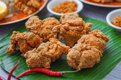 Unsur jawa tradisional sangat kental sekali terasa saat kamu masuk ke dalam ayam goreng suharti. Menakar Jumlah Kalori Ayam Goreng Bertepung, Awas ...