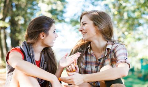 Método comunicativo dirigido a jóvenes y adultos dividido en cuatro. 3 beneficios de hablar con extraños | Salud180