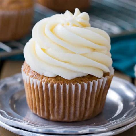 Learn how to make whipped cream with this easy homemade whipped cream recipe! The Best Cream Cheese Frosting Recipe - Sugar Spun Run