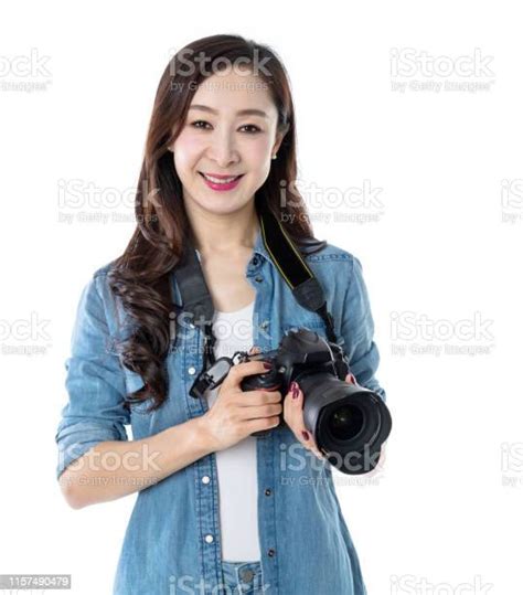 Wanita Memegang Kamera Digital Profesional Di Latar Belakang Putih Foto