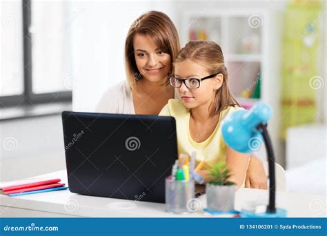 Mutter Und Tochter Mit Dem Laptop Der Hausarbeit Tut Stockbild Bild