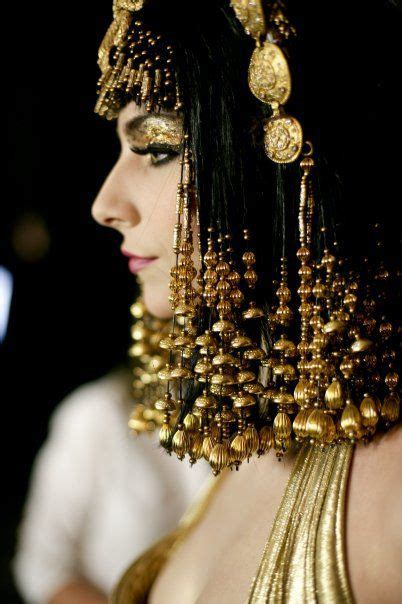 avant garde hair medium length gold beaded hair Бисер в волосах Древний египет Египетский
