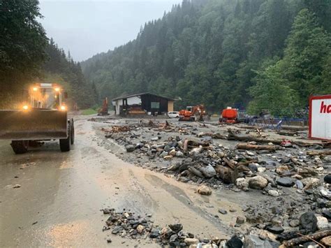 August erreichte eine extreme gewitterfront den bezirk pongau und verursachte in folge durch starkregen, hagel und starken windböen erhebliche schäden im gesamten bezirk. Unwetter Pongau: Fahrzeuge wurden auf der B163 von Muren ...