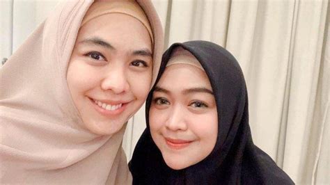 Adik pendakwah oki setiana dewi, youtuber ria ricis masih belum mengetahui berita perihal kepergian ayahnya. Ria Ricis Keluar dari Grup WhatsApp (WA) Keluarga Gara ...