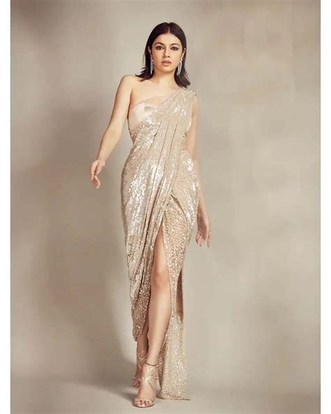 Divya Khosla Kumar In Thigh High Slit Saree Gown Stunning Look Viral ഫാഷന്‍ ലോകത്ത് തരംഗമായി