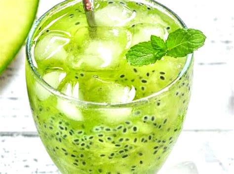 Jika tak punya sirup melon, kamu bisa menggunakan pemanis seperti gula batu yang dicairkan atau gula pasir yang dilarutkan. Bahan Dan Cara Membuat Es Buah Melon Serut Campur Selasih ...
