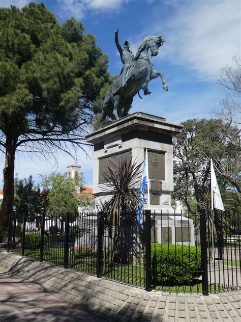 Sus instalaciones en general son muy bonitas y sus habitaciones amplias. Statue équestre du général San Martin - Plaza ...