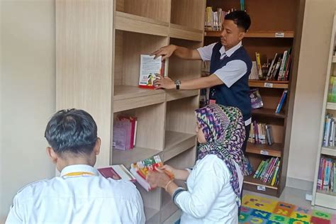 Tingkatkan Minat Baca Anak Sudin Pusip Distribusikan Rak Dan Buku Ke