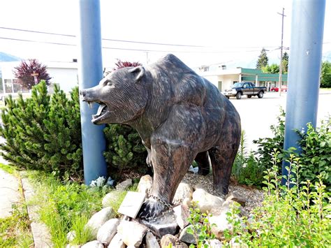 Revelstoke Lodge Grizzly Revelstoke Bc Bear Statues On
