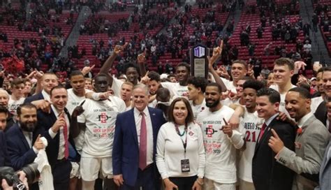Aztecs Celebrate Mountain West Championship After 82 59 Win Over New