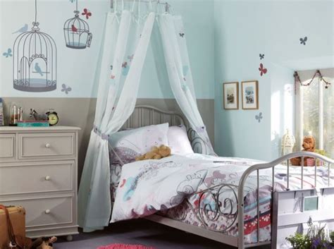 Un superbe boîtier translucide, un cadran pédagogique décoré de strass et un bracelet en relief un élément de decoration pour la chambre d'une petite fille! deco chambre fillette 3 ans