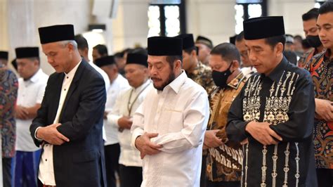 Jokowi Dan Ganjar Pranowo Sholat Idul Fitri Bersama Di Masjid Raya Sheikh Zayed Solo News