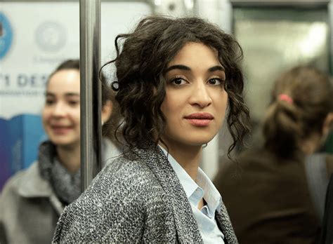 Veja as letras de camélia jordana e ouça quelqu'un m'a dit, facile, moi c'est, le coup de soleil, non non non, dans la peau e muito mais músicas! Camélia Jordana dans le premier long de Frédéric Farrucci ...