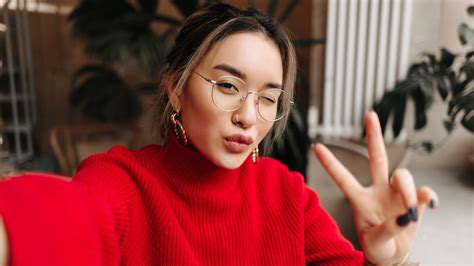 14 Makeup Tips Everyone Who Wears Glasses Needs To Know