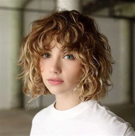 Beach Blonde Bob With Feathered Bangs The Crisp Straight Hairstyle With Wispy Bangs Suits