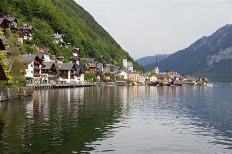 Heute wird es überwiegend im übertragenen sinne für eine (nicht nur gegenständliche) kostbarkeit benutzt. Hallstatt - ein Kleinod im Salzkammergut Foto & Bild ...